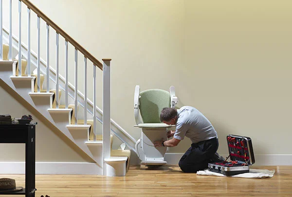 Prix d'un monte-escalier en 2026 : tarifs, aides et budget réel